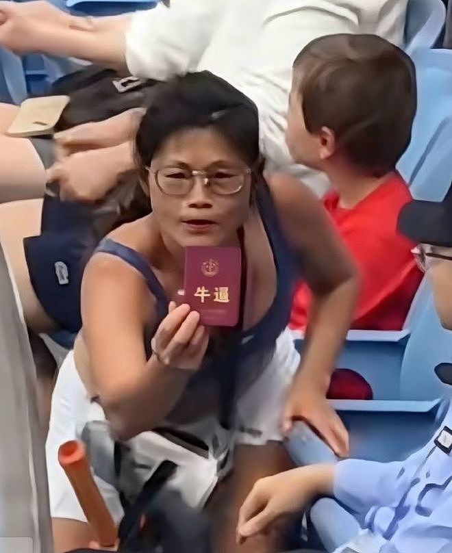 谢某某被行政处罚！挑衅警方，挥舞的是儿子的护照（组图） - 1