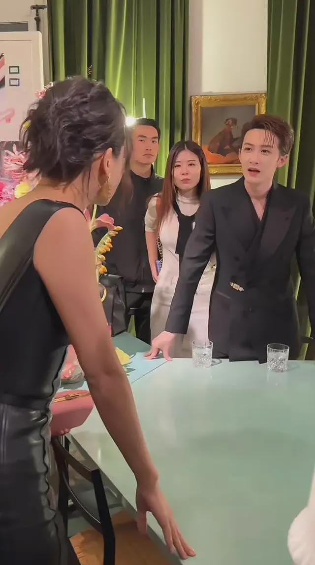王诗龄和辛芷蕾合影,她的腰比辛芷蕾胖两圈,李湘穿荧光粉裙壮实(组图) - 34