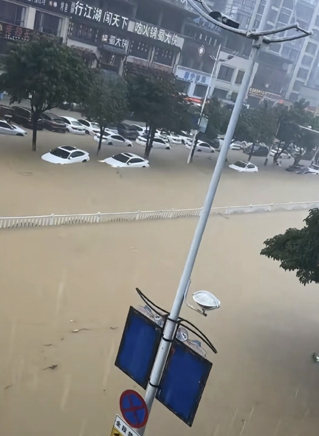 广西百色受台风影响遇大洪水，居民：百年一遇，有房屋倒塌（视频/组图） - 5