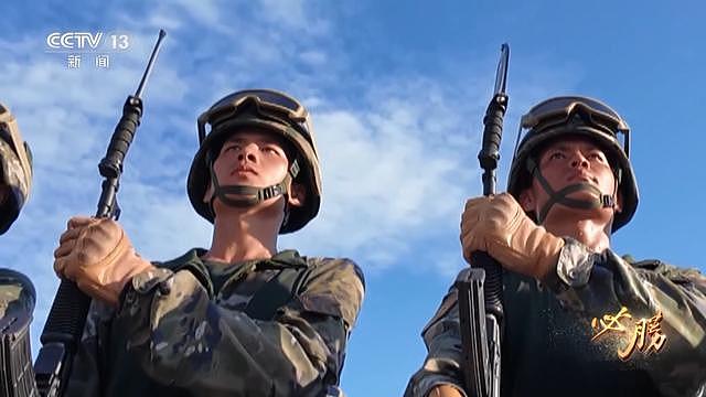 首次披露:九三阅兵式所用刺刀全开刃(组图) - 7