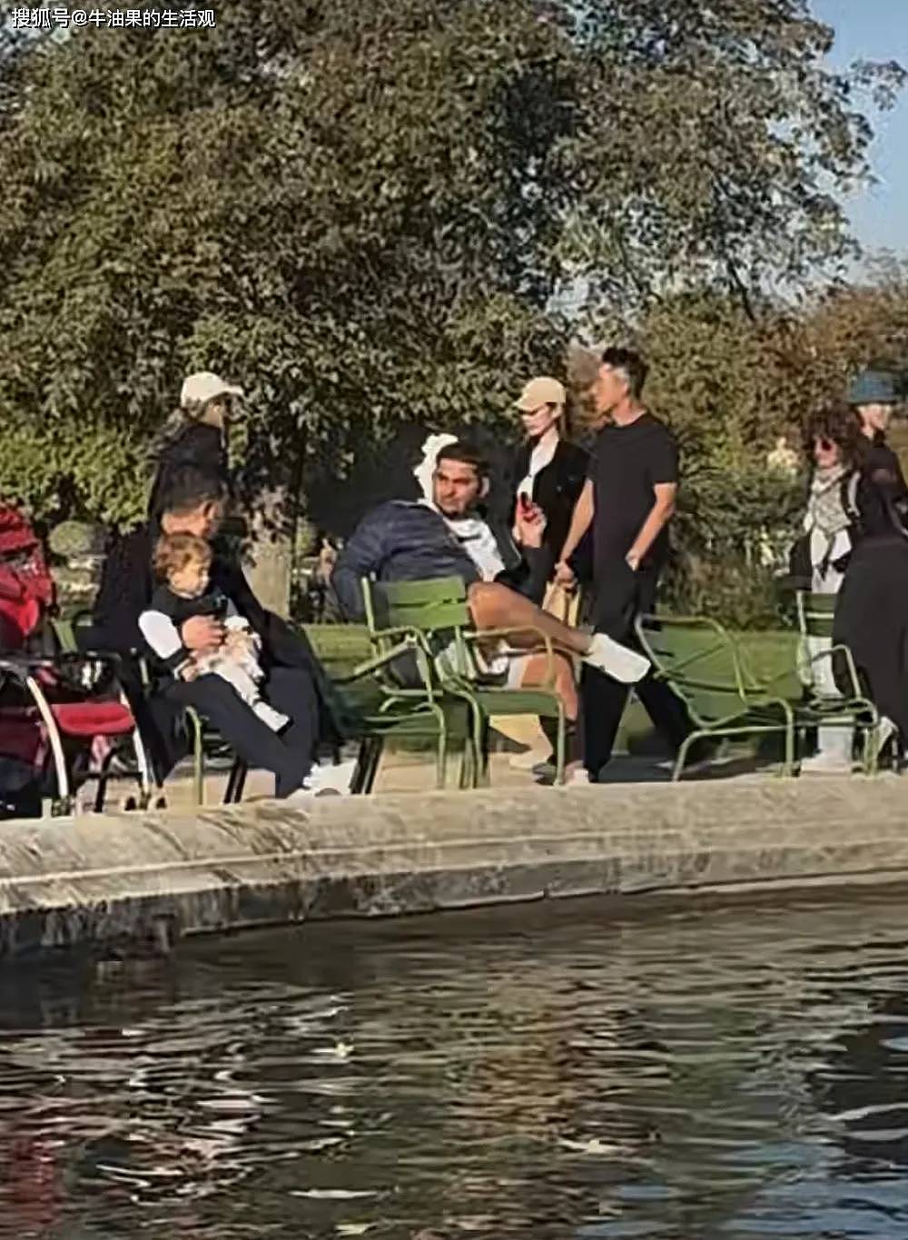 汪小菲马筱梅现身巴黎被偶遇，十指紧扣逛花园（组图） - 1