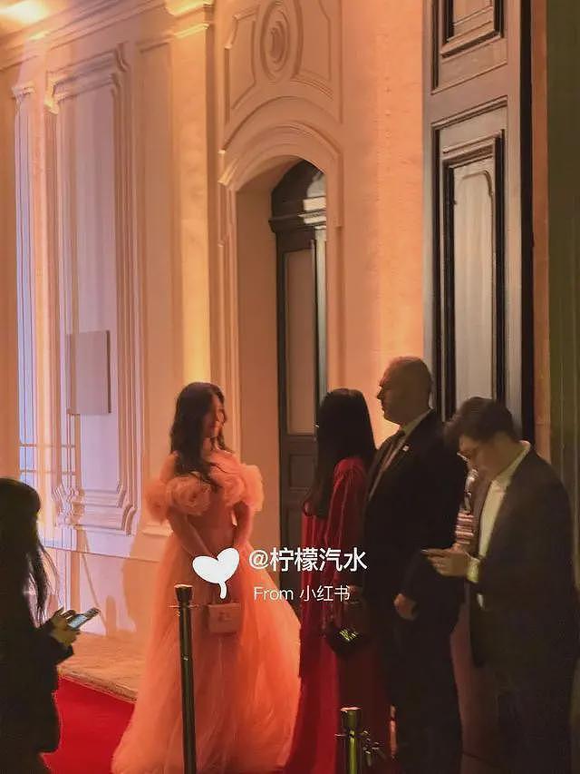 王诗龄和辛芷蕾合影,她的腰比辛芷蕾胖两圈,李湘穿荧光粉裙壮实(组图) - 4