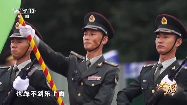 首次披露:九三阅兵式所用刺刀全开刃(组图) - 12