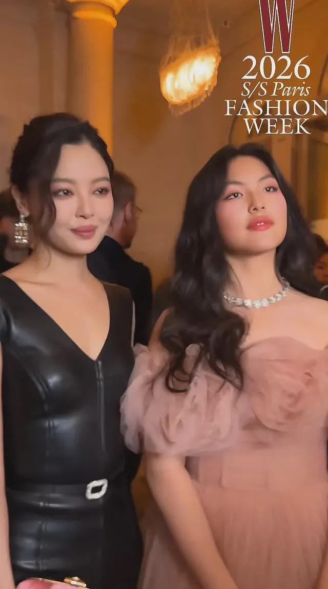 王诗龄和辛芷蕾合影,她的腰比辛芷蕾胖两圈,李湘穿荧光粉裙壮实(组图) - 11