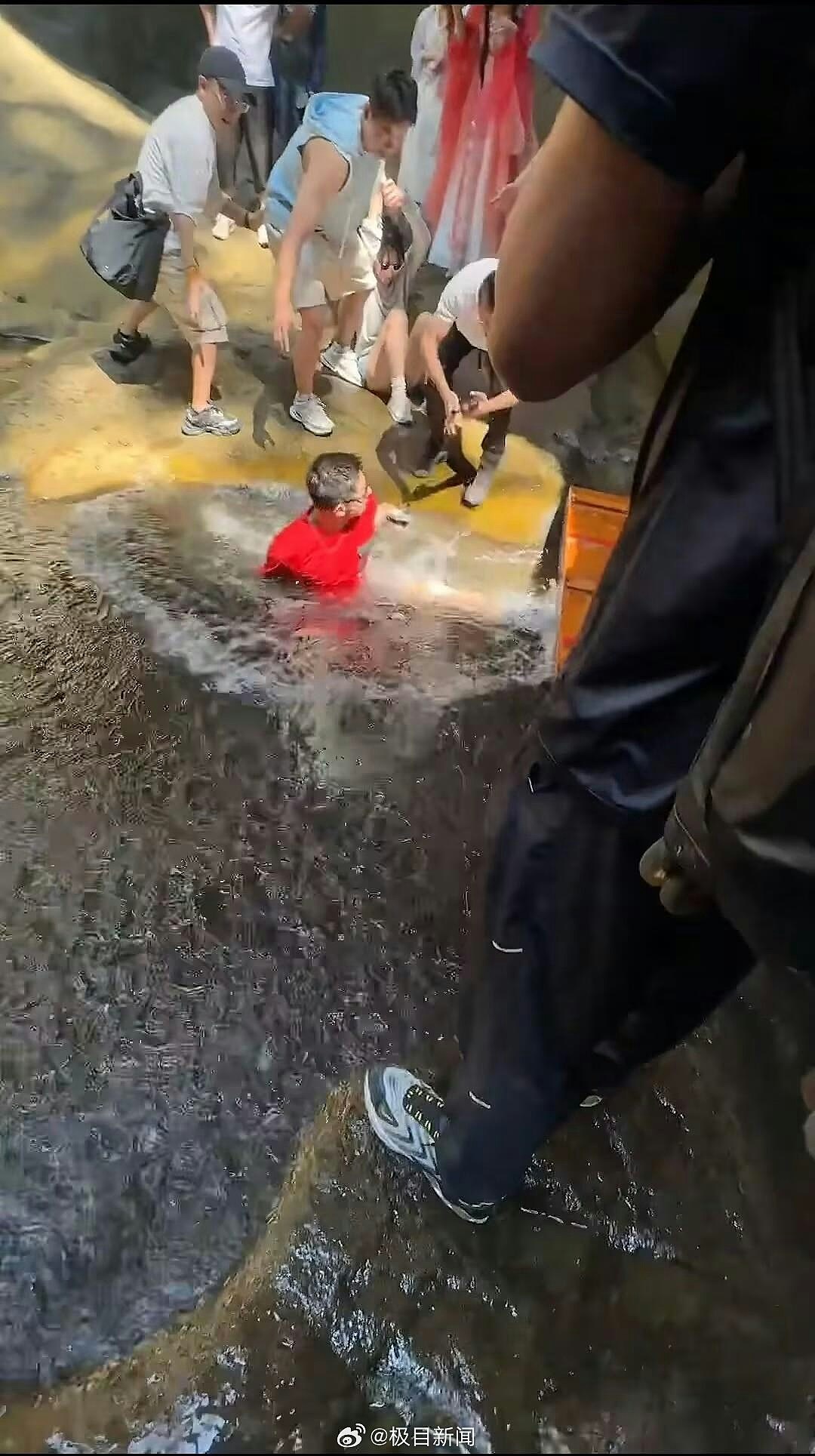 奥运冠军张继科蹲地拍照，下一秒即落水！景区回应：人没事（视频/组图） - 6
