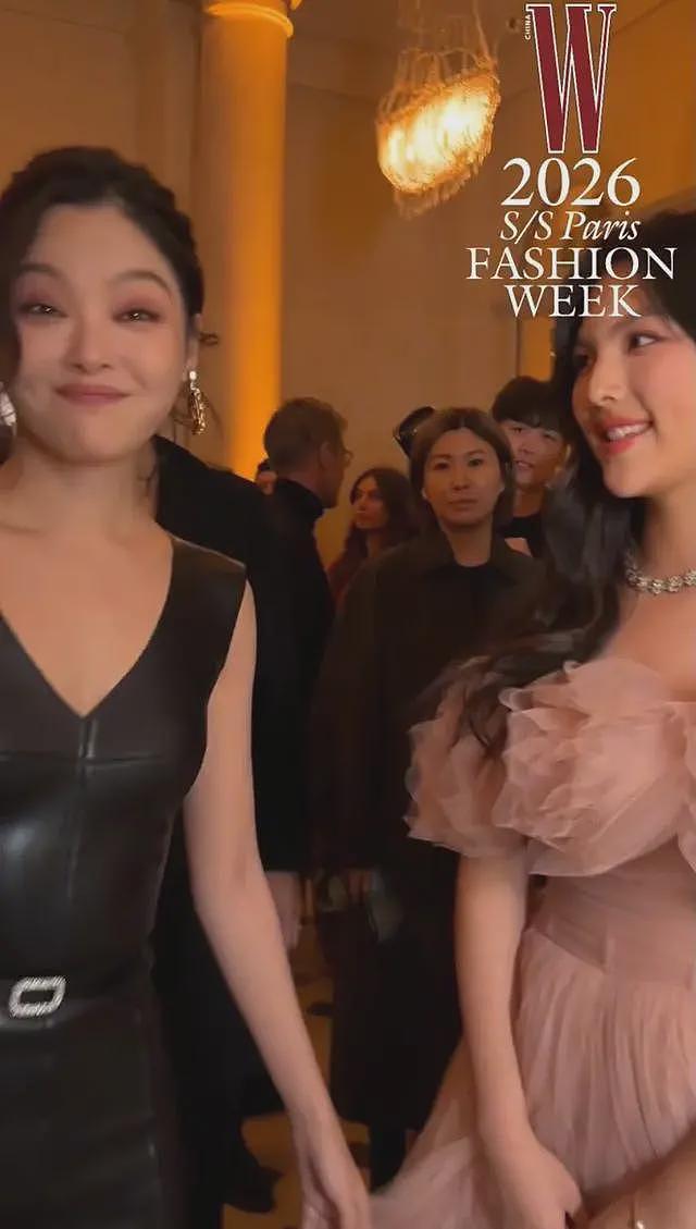 王诗龄和辛芷蕾合影,她的腰比辛芷蕾胖两圈,李湘穿荧光粉裙壮实(组图) - 14