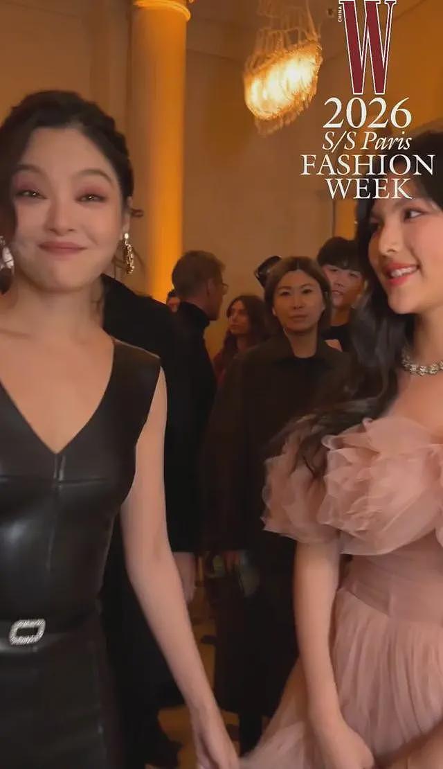 王诗龄和辛芷蕾合影,她的腰比辛芷蕾胖两圈,李湘穿荧光粉裙壮实(组图) - 12