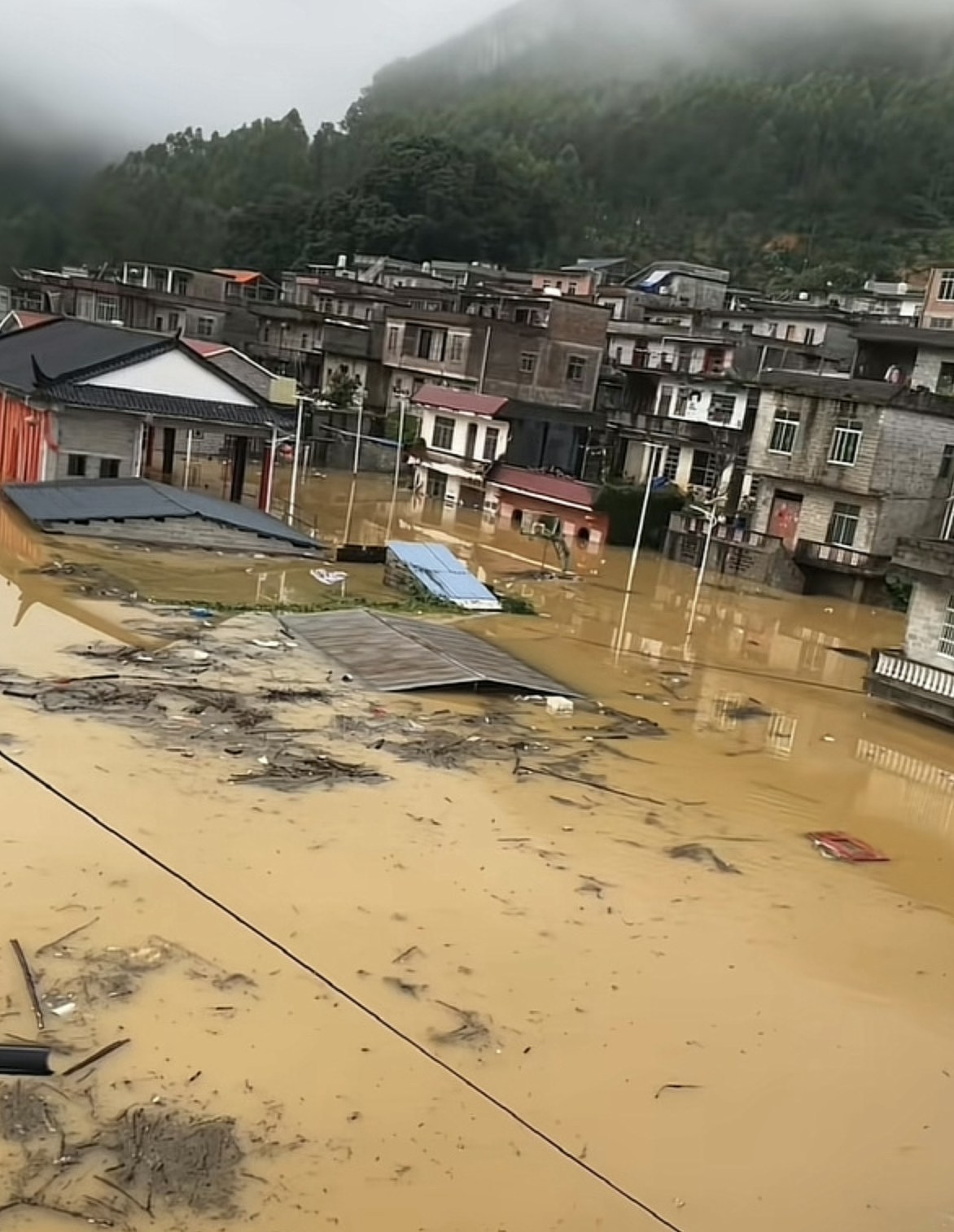 广西百色受台风影响遇大洪水，居民：百年一遇，有房屋倒塌（视频/组图） - 3
