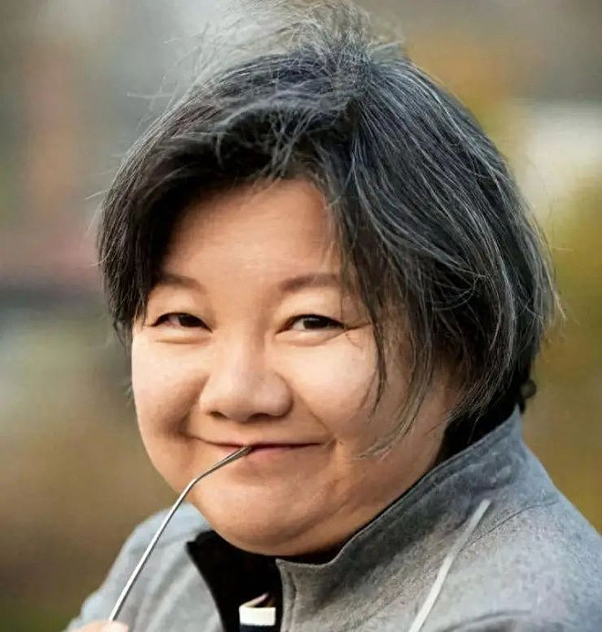 陈凯歌前妻洪晃晒京区豪宅，光院子就上百平（组图） - 1
