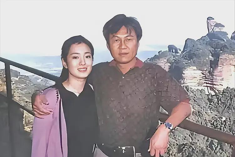 曝张艺谋巩俐分手内幕：女方负气移情，张艺谋分手后哭着倾诉一晚（组图） - 7