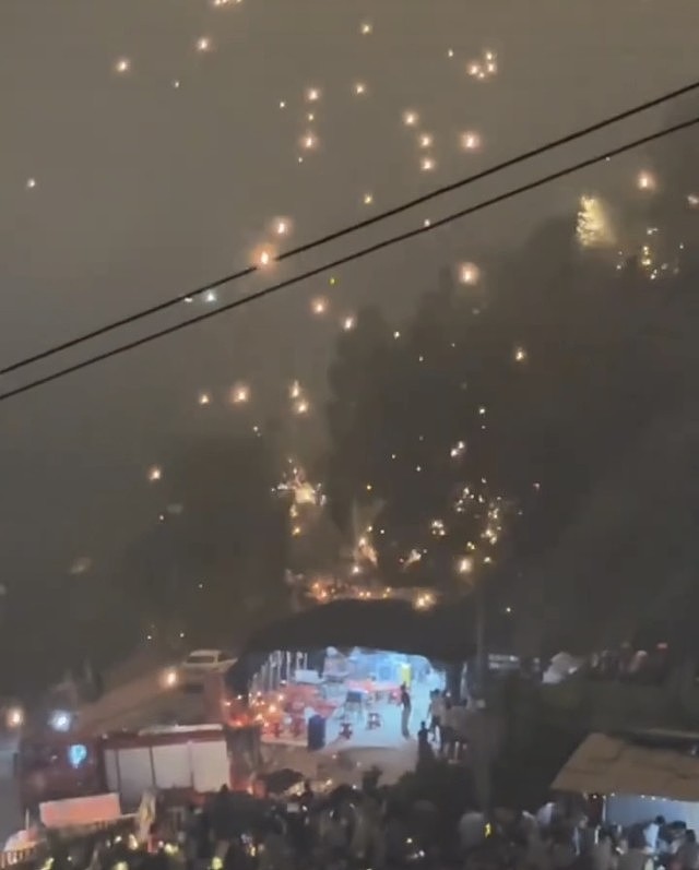 湖南景区无人机烟花表演爆意外视频曝!火花散落烧山观众惊呼(视频/组图) - 3