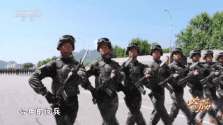 首次披露:九三阅兵式所用刺刀全开刃(组图) - 1