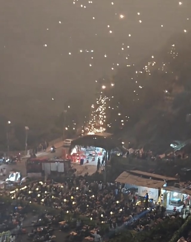 湖南景区无人机烟花表演爆意外视频曝!火花散落烧山观众惊呼(视频/组图) - 4