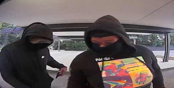 离奇！老人收到网红赠送的10万美元后，被亲戚绑架抢劫！差点被烧死（组图） - 5