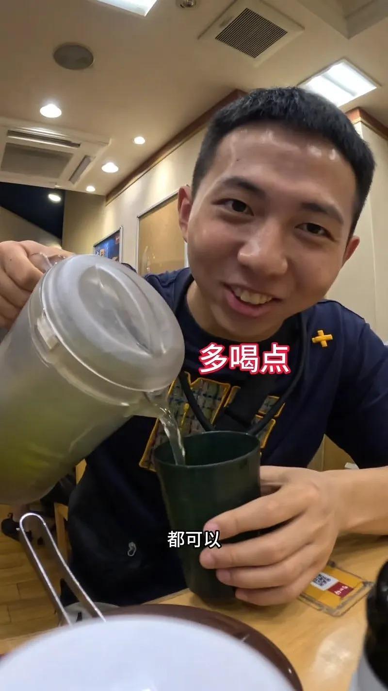 带100元玩大阪，中国男大学生生狂试吃、不点餐，揩油过头挨骂（组图） - 1