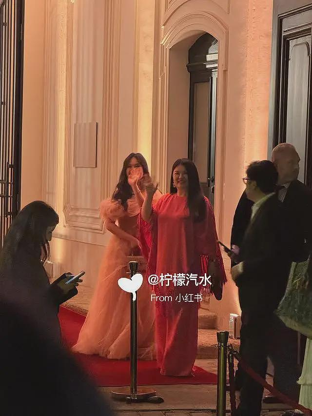 王诗龄和辛芷蕾合影,她的腰比辛芷蕾胖两圈,李湘穿荧光粉裙壮实(组图) - 5