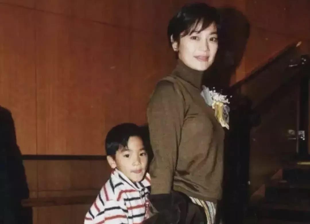 夺走罗大佑“第一次”，李宗盛爱了她一辈子，未婚先育嫁富商，她到底有何魅力？（组图） - 15