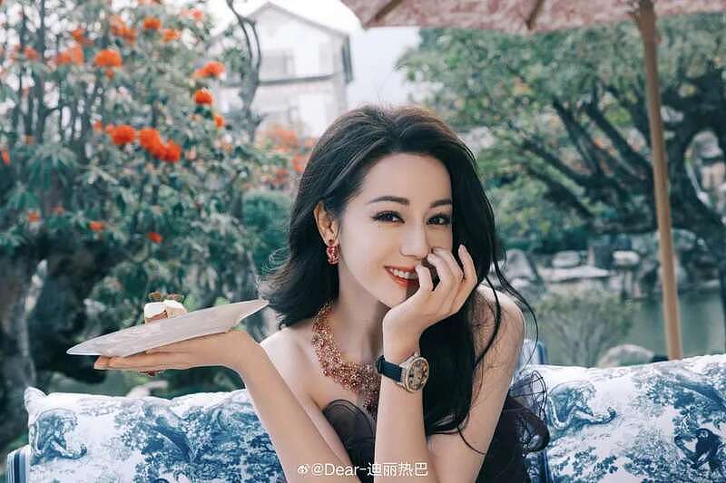 迪丽热巴出席巴黎时装周，高跟鞋断裂！全程踮脚（组图） - 4