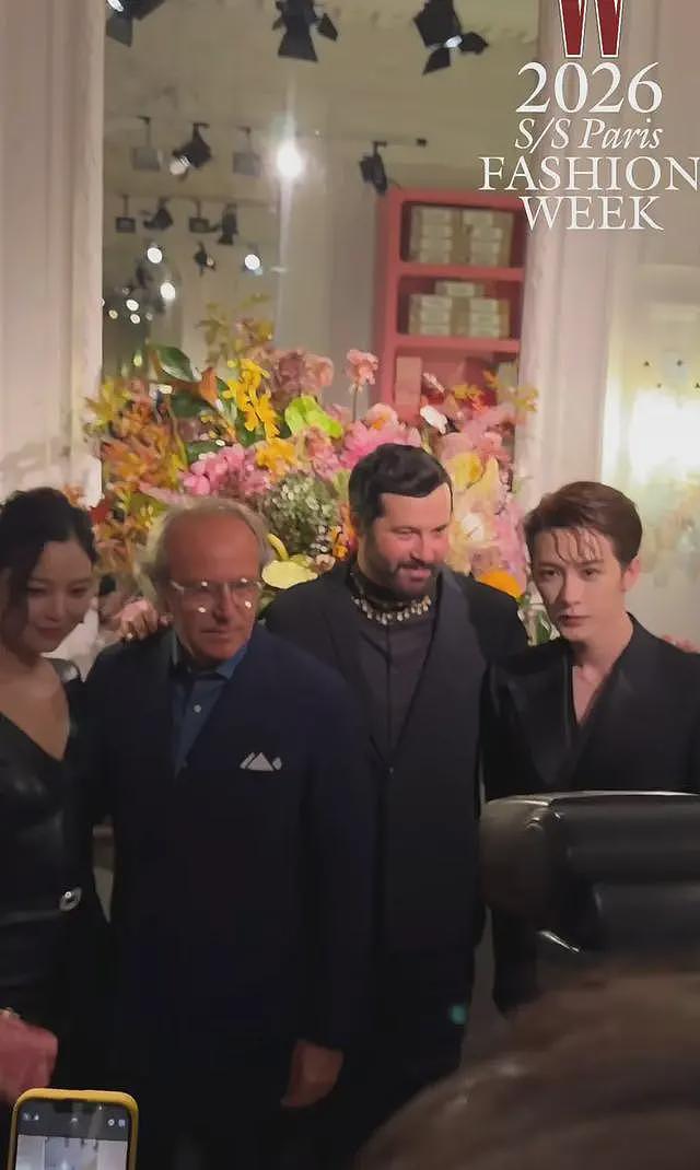 王诗龄和辛芷蕾合影,她的腰比辛芷蕾胖两圈,李湘穿荧光粉裙壮实(组图) - 28