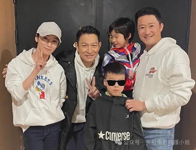 吴京儿子等8娃登杂志封面!星二代批量亮相,被质疑娱乐圈继承制(组图) - 25