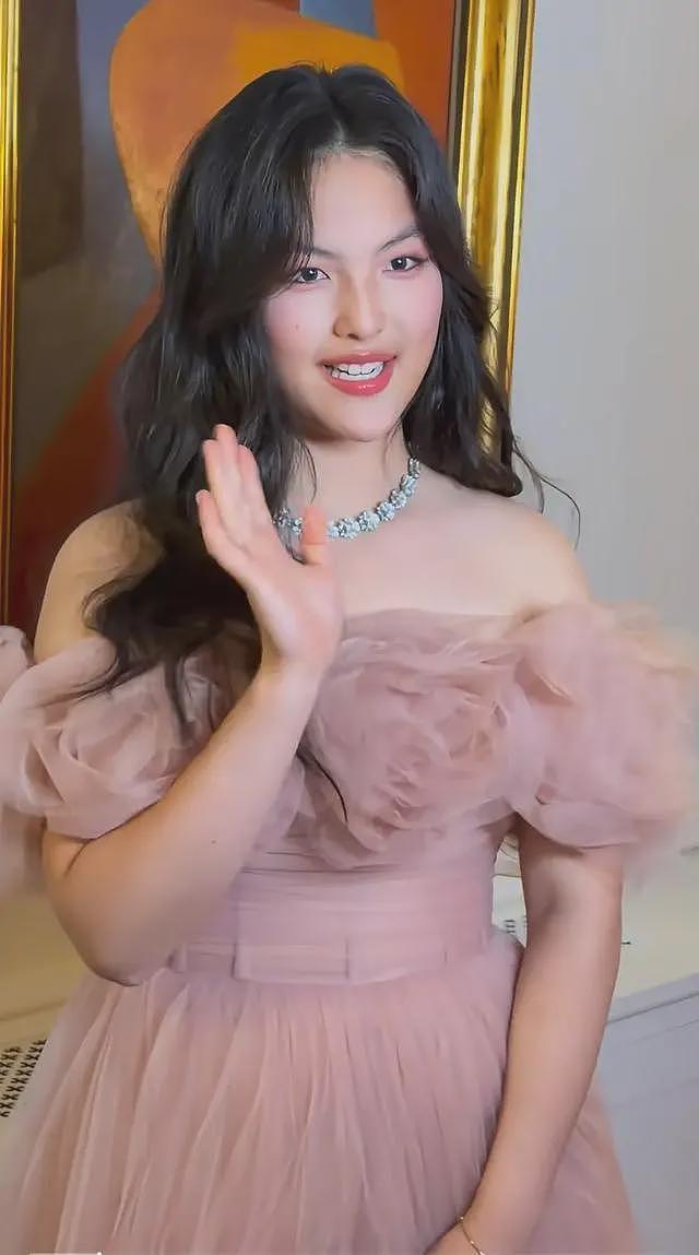 王诗龄和辛芷蕾合影,她的腰比辛芷蕾胖两圈,李湘穿荧光粉裙壮实(组图) - 2