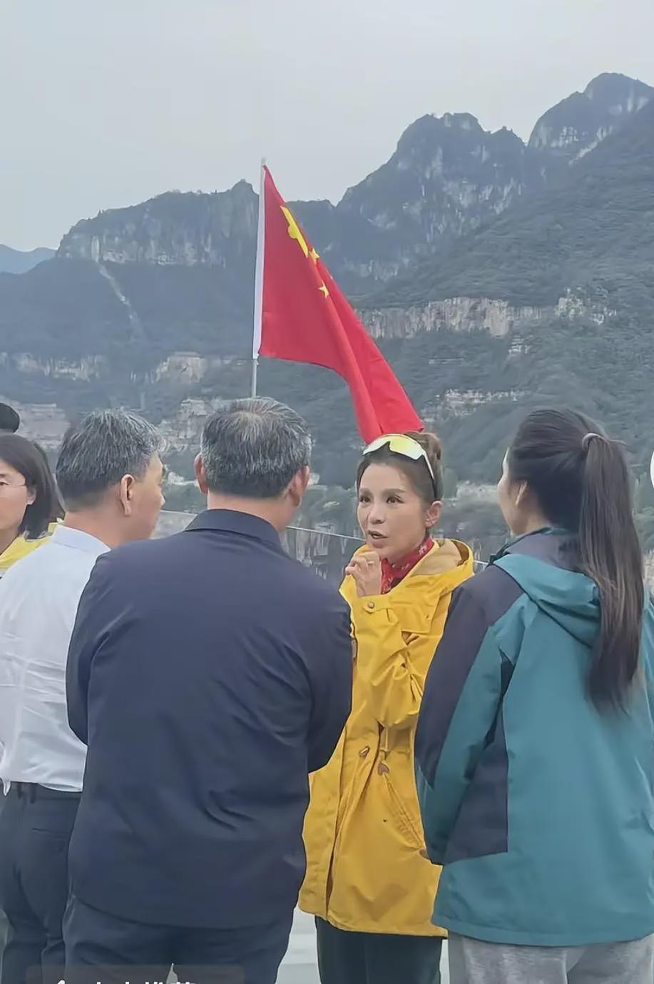 央视主持人朱迅现身河南新乡一景区，见到游客打招（组图） - 1