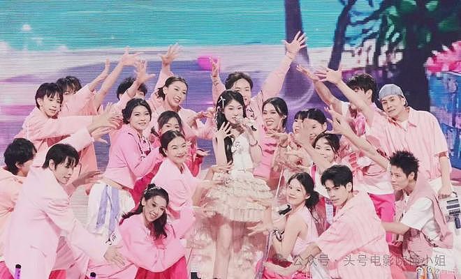 吴京儿子等8娃登杂志封面!星二代批量亮相,被质疑娱乐圈继承制(组图) - 6