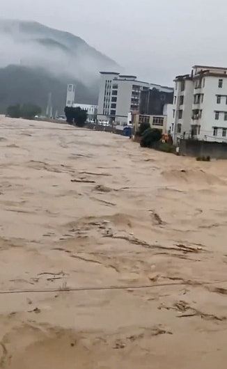 广西百色受台风影响遇大洪水，居民：百年一遇，有房屋倒塌（视频/组图） - 2