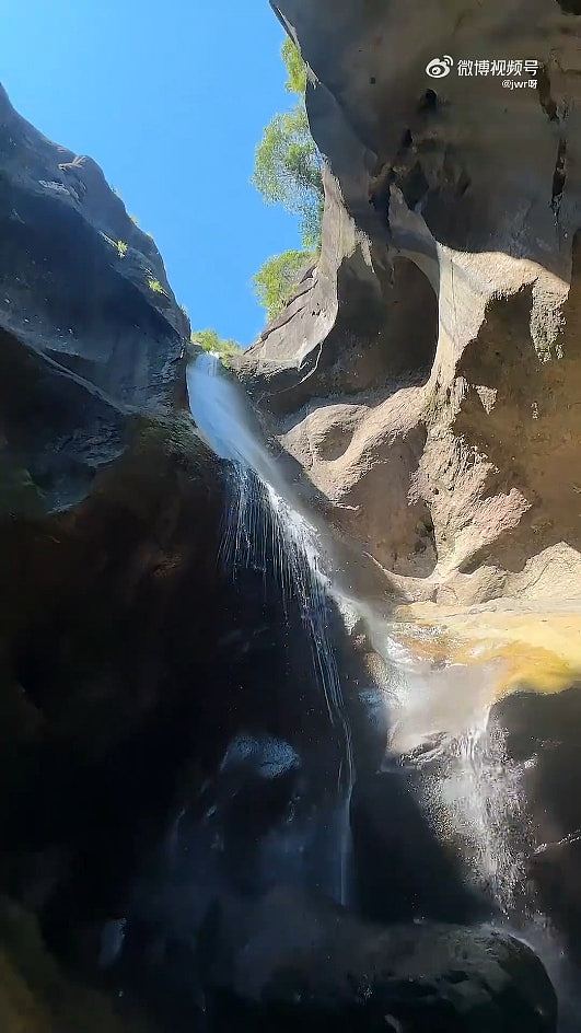 奥运冠军张继科蹲地拍照，下一秒即落水！景区回应：人没事（视频/组图） - 5