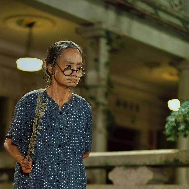 香港著名女星为争取角色,当众拿下假牙,丈夫坠楼离世,独居多年(组图) - 2