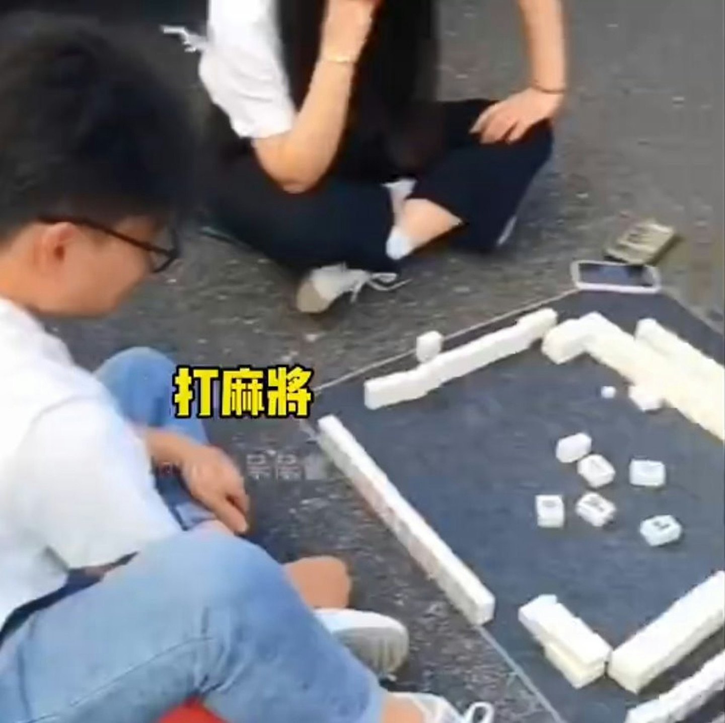 国庆假期塞车奇景:路中心打羽毛球,还有人3分钟钓上大鱼(组图) - 10