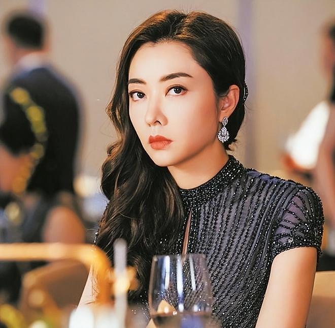 陪了7年被嘲“鞋子不合脚”！嫁百亿富豪的熊黛林，过得比方媛好（组图） - 25