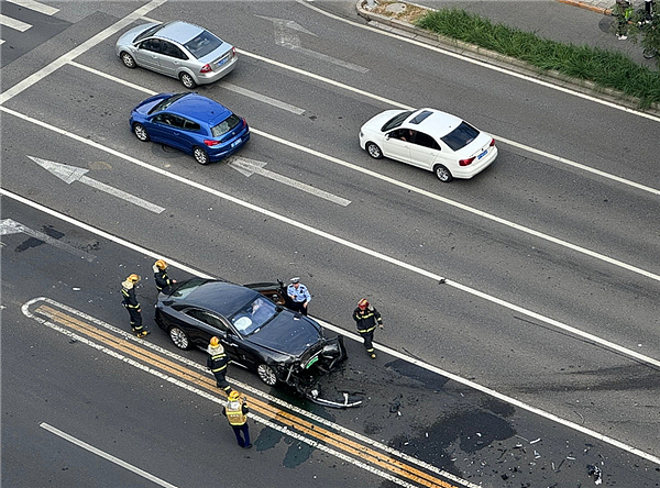 知名车评人陈震开劳斯莱斯闪灵发生车祸：逆行超速撞飞一白车！此前曾称“开车规矩，不买车损险”（组图） - 3