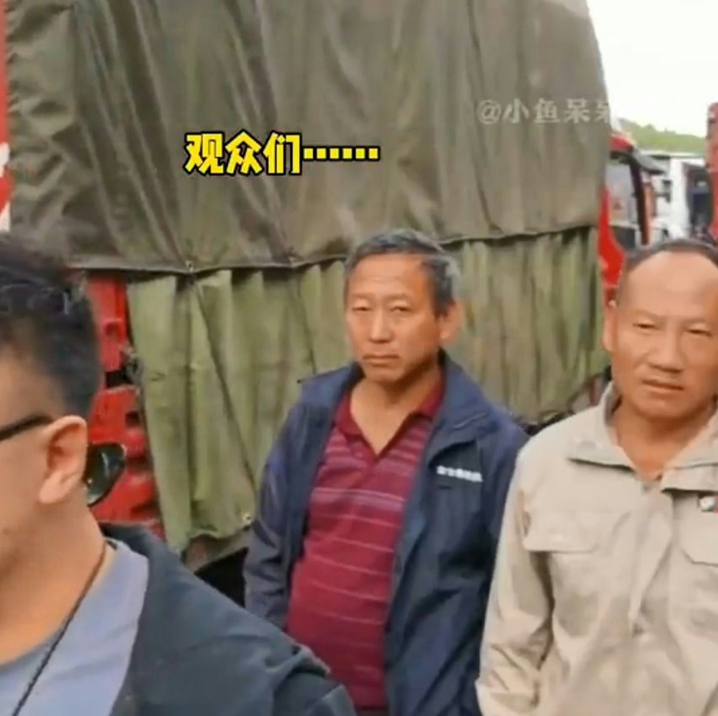 国庆假期塞车奇景:路中心打羽毛球,还有人3分钟钓上大鱼(组图) - 9