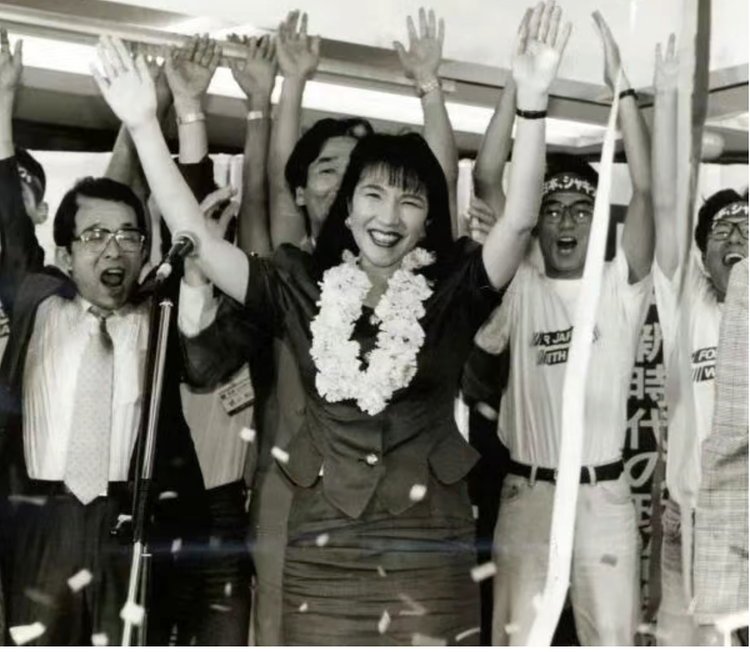 高市早苗将成日本历史上第一位女首相!曾被称作“安倍女孩”,盼与中国坦率对话(组图) - 8