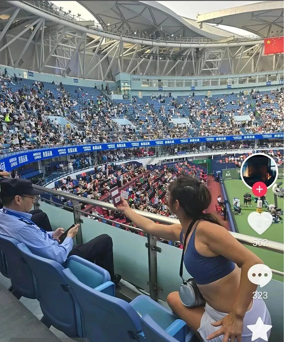 女子网球赛撒泼被抬走，背后家庭背景不一般，老公身份+炫富日常被扒...（组图） - 3