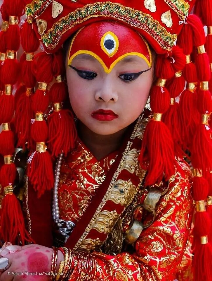 尼泊尔新任活女神：仅2岁接受万人朝拜，此后10年必须脚不沾地，面无表情...（组图） - 5