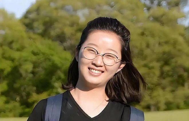 章莹颖男友国庆探望章父并协助直播，网友劝其早点结婚，本人回应（组图） - 2