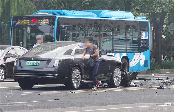 知名车评人陈震开劳斯莱斯闪灵发生车祸：逆行超速撞飞一白车！此前曾称“开车规矩，不买车损险”（组图） - 1