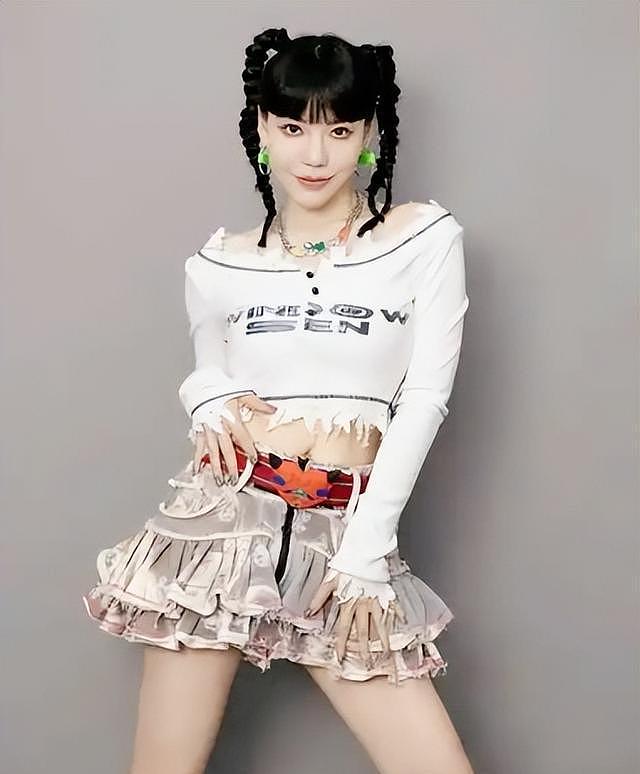 浴缸陪睡、洗内裤接口水、跪地服务…这些明星简直不把助理当人看（组图） - 8