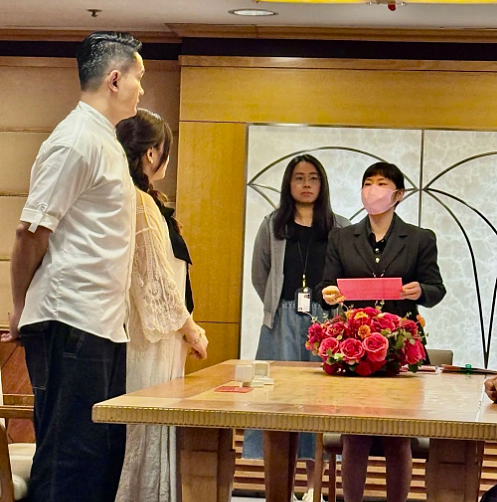 恭喜宣布再婚！50岁老来得子，众星云集送祝福！娶小十几岁嫩妻奉子成婚！（组图） - 1