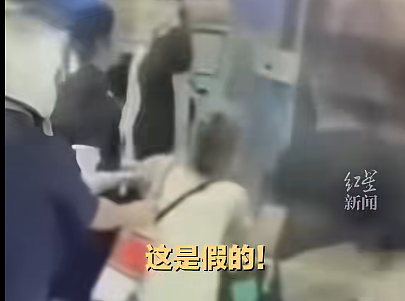 震惊！老太地铁逼年轻人让座被一脚踹飞，同日被当地警方通缉：涉刑案（组图） - 2