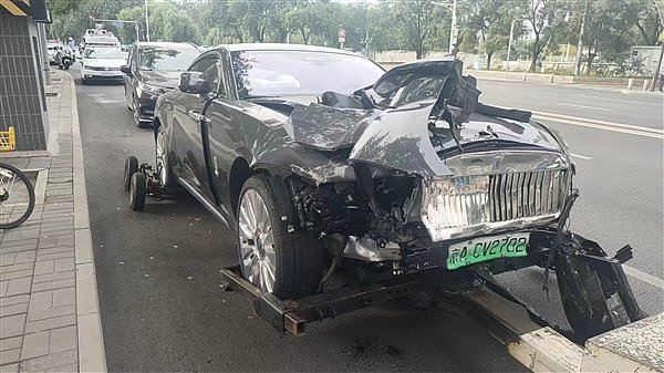 知名车评人陈震开劳斯莱斯闪灵发生车祸：逆行超速撞飞一白车！此前曾称“开车规矩，不买车损险”（组图） - 4