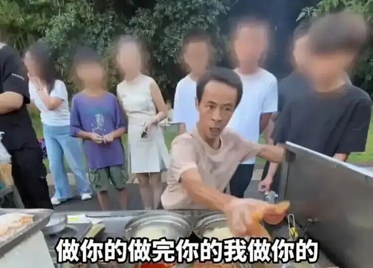 鸡排哥霸榜热搜却累出“痛苦面具”!网红城市如何让流量变留量?(组图) - 2