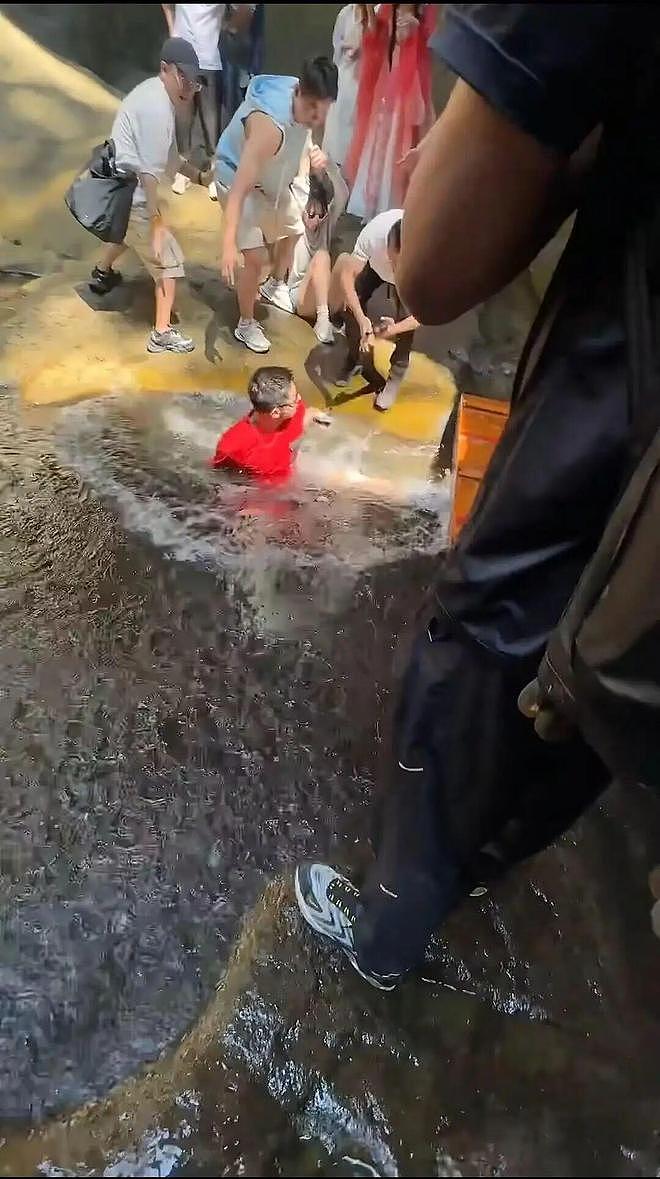张继科景区落水后自曝：我是被人踹下去的（组图） - 2