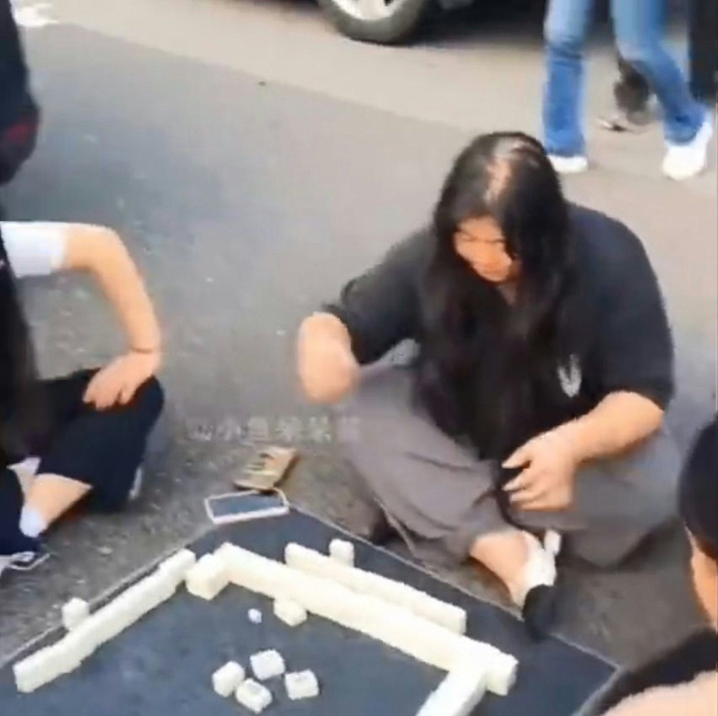 国庆假期塞车奇景:路中心打羽毛球,还有人3分钟钓上大鱼(组图) - 11