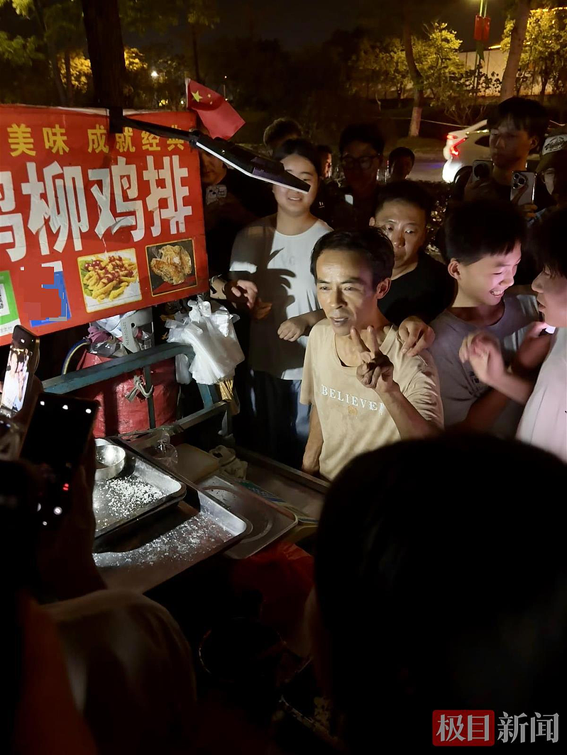 景德镇“鸡排哥”红到国外！美媒：鸡排卖的比瓷器还好（组图） - 1