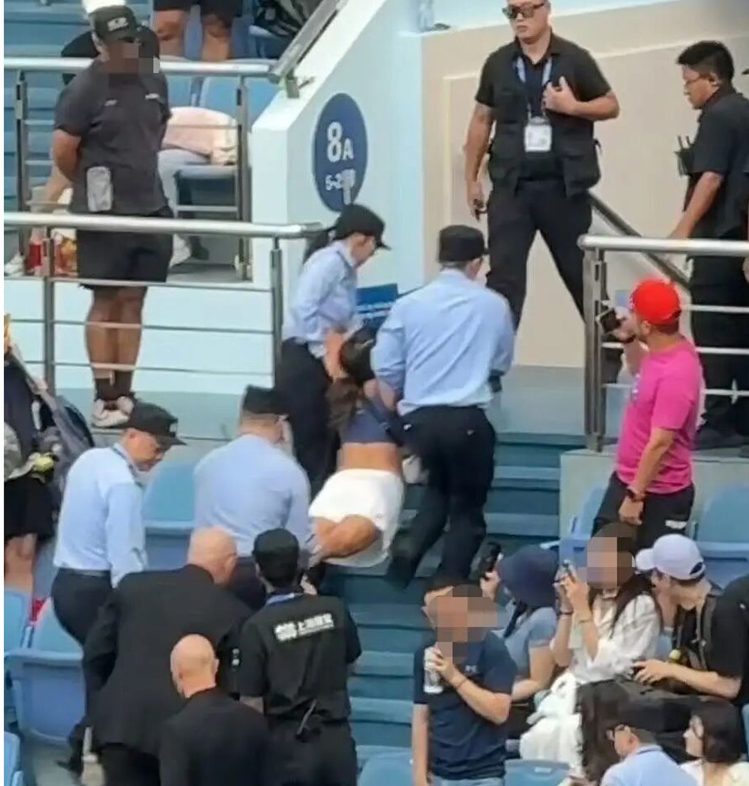 女子网球赛撒泼被抬走，背后家庭背景不一般，老公身份+炫富日常被扒...（组图） - 1