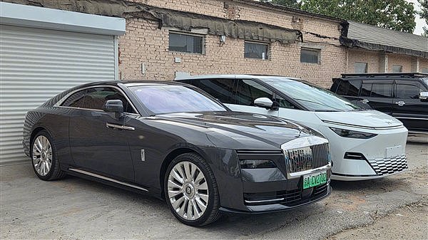知名车评人陈震开劳斯莱斯闪灵发生车祸：逆行超速撞飞一白车！此前曾称“开车规矩，不买车损险”（组图） - 8