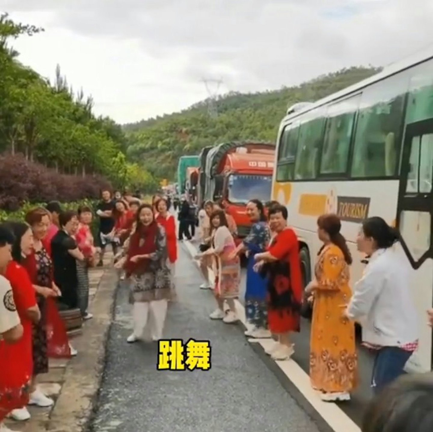 国庆假期塞车奇景:路中心打羽毛球,还有人3分钟钓上大鱼(组图) - 8